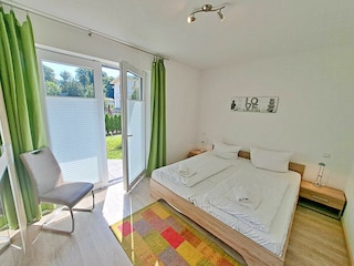 1. Schlafzimmer mit Doppelbett und Kleiderschrank