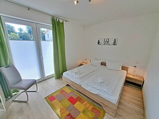 1. Schlafzimmer mit Doppelbett und Kleiderschrank