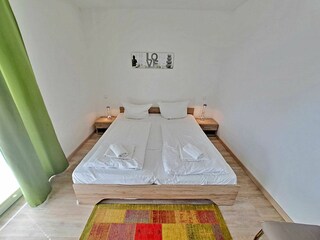 1. Schlafzimmer mit Doppelbett und Kleiderschrank
