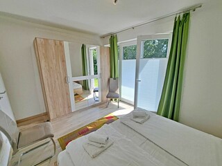 1. Schlafzimmer mit Doppelbett und Kleiderschrank