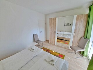 1. Schlafzimmer mit Doppelbett und Kleiderschrank