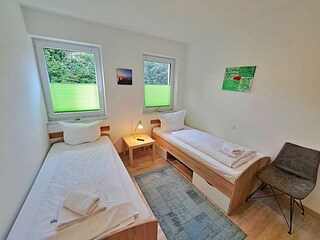 2. Schlafzimmer mit 2 Einzelbetten und TV