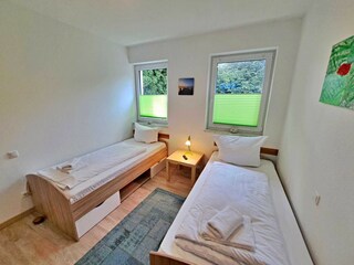 2. Schlafzimmer mit 2 Einzelbetten und TV