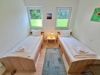2. Schlafzimmer mit 2 Einzelbetten und TV