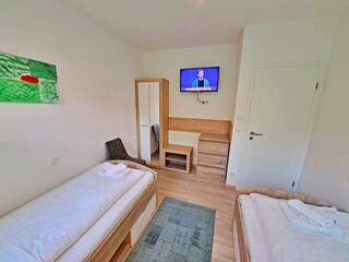 2. Schlafzimmer mit 2 Einzelbetten und TV