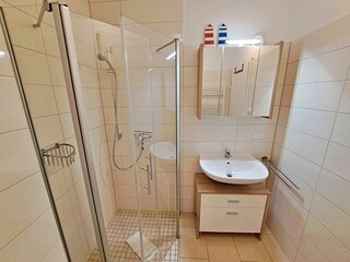 Bad mit ebenerdiger Dusche und WC