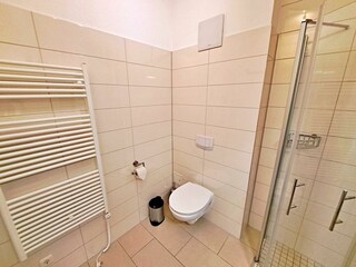 Bad mit ebenerdiger Dusche und WC