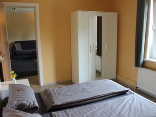Schlafzimmer - Blick in Wohnzimmer