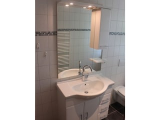 Duschbad mit Spiegelschrank