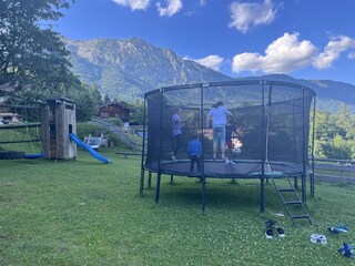 Spielplatz mit großem Trampolin