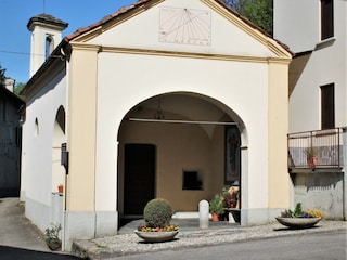 Kleine Kapelle mit Sonnenuhr