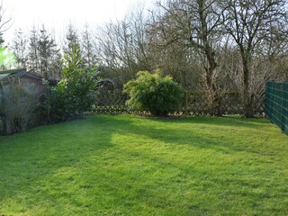 Blick von der Terrasse in den Garten