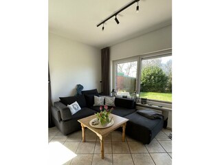 Wohnbereich mit neuer gemütlicher Couch