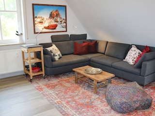 Wohnbereich mit Couch und TV