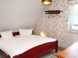 Schlafzimmer mit Doppelbett (Bettwäsche zubuchbar)