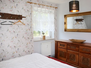 2. Ansicht Schlafzimmer (Größe der Betten: Standard, getrennte Matratze)