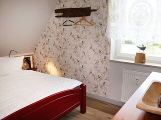 mit Kommode im Schlafzimmer