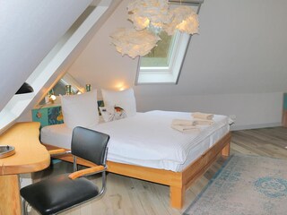 offene Treppe zum Wohnbereich (rechts im Bild angedeutet)