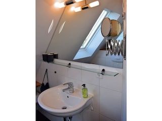 zweites Bad im Dachgeschoss mit Dusche