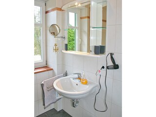 Bad im 1. OG mit Dusche und WC