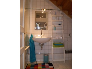 Badezimmer mit Dusch-Wannenkombination und WC