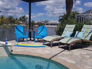 Small and quiet sunbathing area at the other poolside