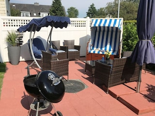 Terrasse im Garten mit Grill, Strandkorb, Möbeln