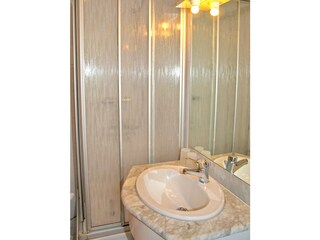 Bad mit Dusche und WC