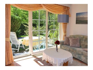 große Fensterfront mit Blick ins Grüne