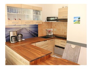 Küchenbereich und Esstisch