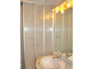 Bad mit Dusche und WC