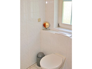 Bad mit Dusche und WC