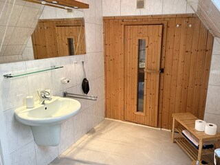 großes Badezimmer mit Sauna