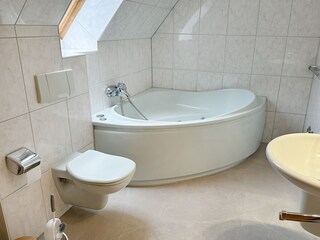 und Eckbadewanne mit Whirl-Funktion