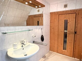 Waschbecken mit großer Spiegelfläche