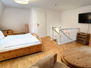 Sat-TV und extra Sitzgruppe im zweiten Wohn- Schlafbereich