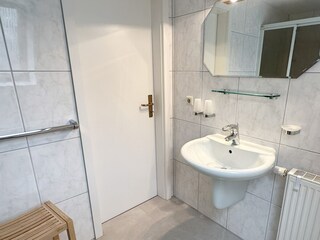 zweites Bad mit Dusche und WC im Dachgeschoß