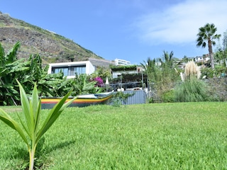 Blick vom Meer auf Villa Rosa und Villa Palmeira