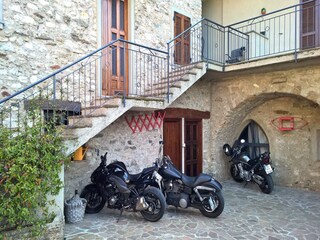 Privater Moto- und Autostellplatz im Innenhof