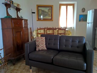 Geräumiges Wohnzimmer mit Eßtisch