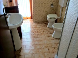 Badezimmer mit Dusche und Balkon