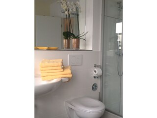 Helles modernes Bad mit Dusche und Frisiertisch