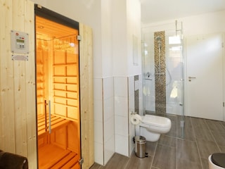 Badezimmer mit Infrarot-Wärmekabine ebenerdiger Dusche, Waschbecken und WC