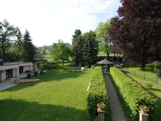 große Liegewiese mit Feuerstelle und Pavillon