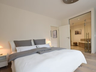 Schlafzimmer 1 mit Zugang zum Bad