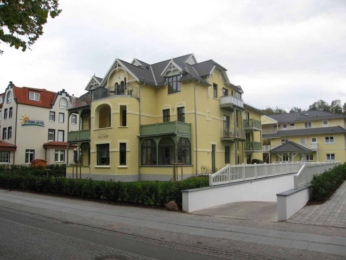 Villa Laura mit Einfahrt zur Tiefgarage