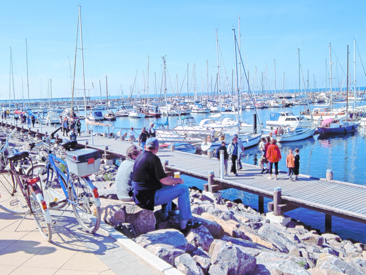 Hafen mit Restaurants und Boutiquen