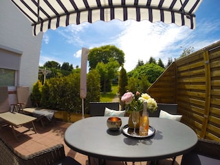 große, windgeschützte Terrasse mit Markise...