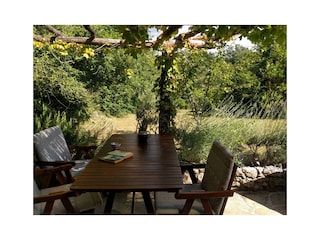 Blick Lavanda-Terrasse auf die untere Wiese