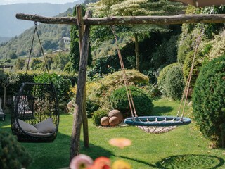 Garten mit Nestschaukel